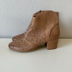 Anthropologie Silent D Ankle Boot Womens 9 39 Pearsy Cognac Laser Perforated NEW